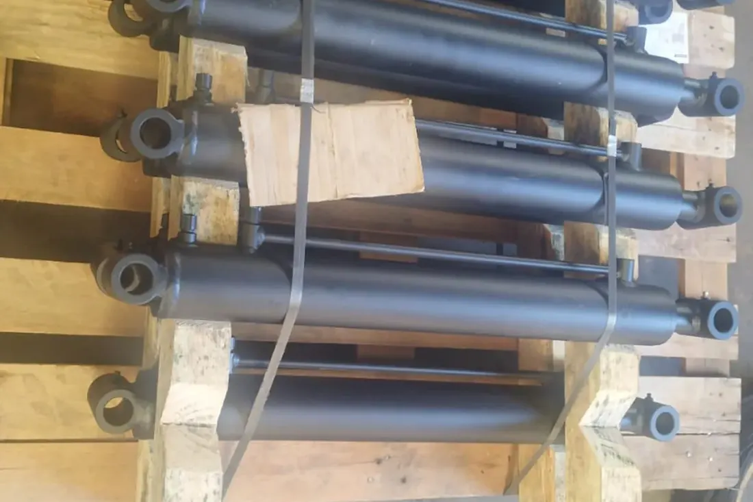 Cilindros hidráulicos para carrega tudo fabricados pela WP Metalurgica