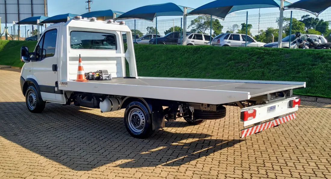 Caminhão plataforma de auto socorro com cilindro hidráulico WP Metalurgica